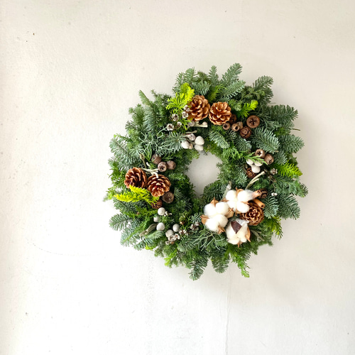 木ノ実ゴロゴロ 森の祈り針葉樹のクリスマスリース ／生花から