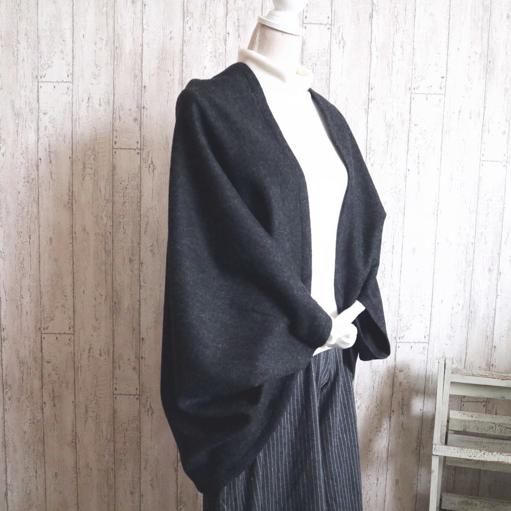 【上質なウール100％の羽織りボレロ❣️3way】暖か一枚でお洒落なストール膝掛け チャコール　ギフトも【フリーサイズ】