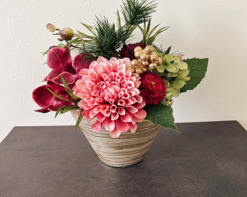 お正月飾り　ピンクダリア　白マム　造花アレンジメント 菊 ダリア マム アレンジ 造花 1個 花瓶付き 正月 造花 仏花 仏壇用
