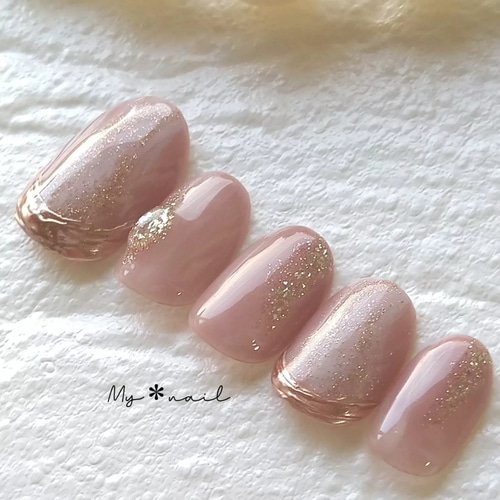 くすみピンクブラウンの大人可愛いニュアンスネイル｜ピンクゴールド