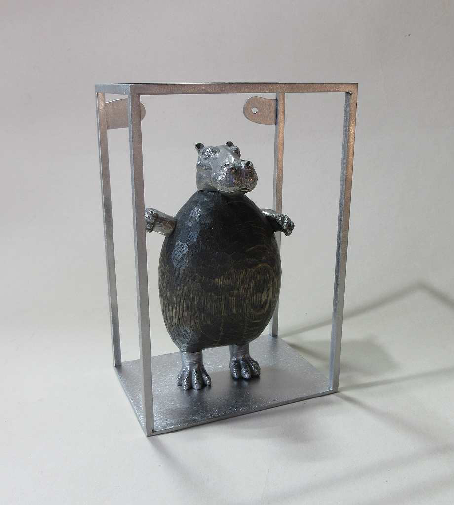 オブジェ「河馬立つ」