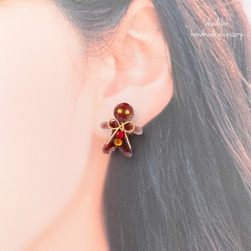 ジンジャーマンのピアス　ハンドメイド　クリスマス イヤリングOK】ジンジャーブレッドマン（焦げ）ピアス クッキー