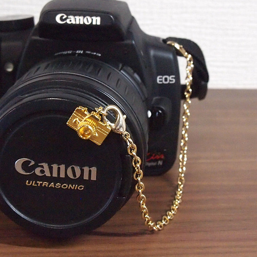 カメラチャームのレンズキャップストラップ【ゴールド】 その他雑貨