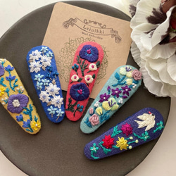 【送料無料】瑠璃色にポンポンダリアと白い鳩　刺繍ヘアピン:size 中 3枚目の画像