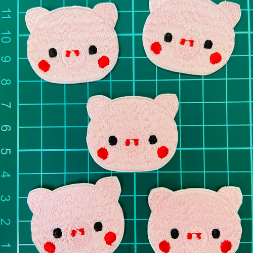 5枚入り子豚ブタちゃんかわいい動物刺繍アイロンワッペン 5枚入り子豚ブタちゃんかわいい動物刺繍アイロンワッペン
