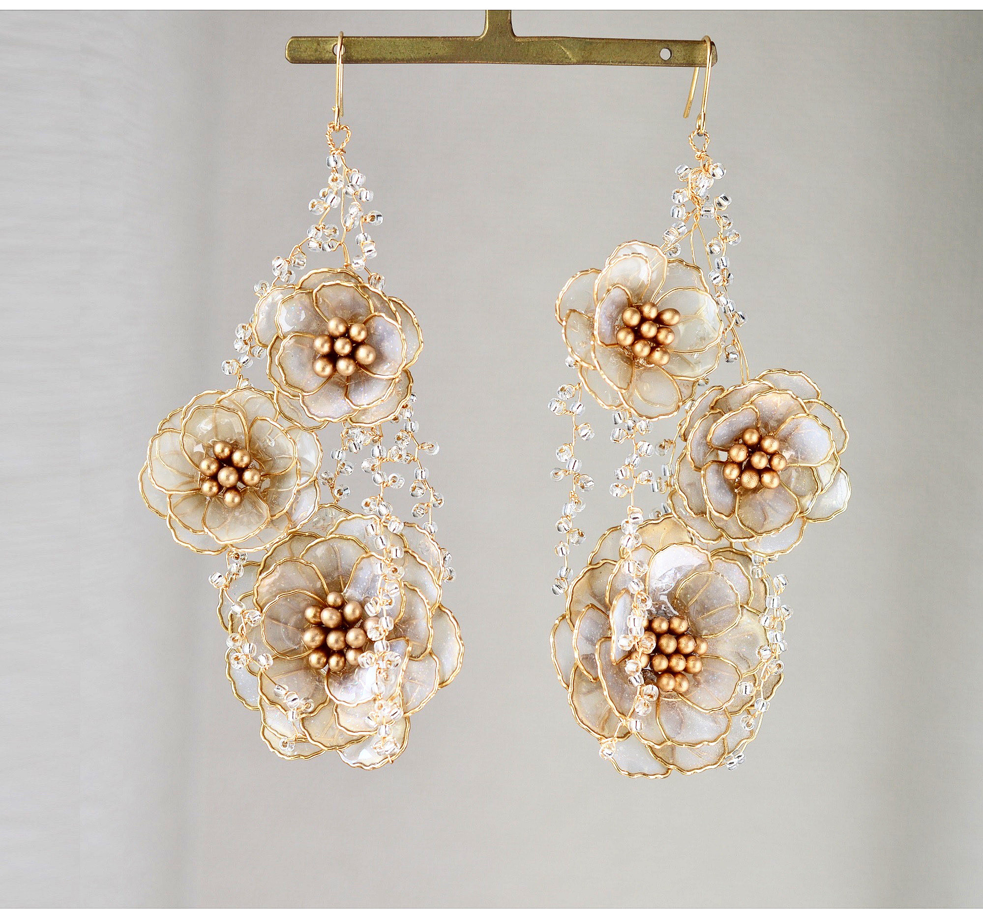 アンティーク椿とビーズのピアス　14kgf　アレルギー対応　ウェディング