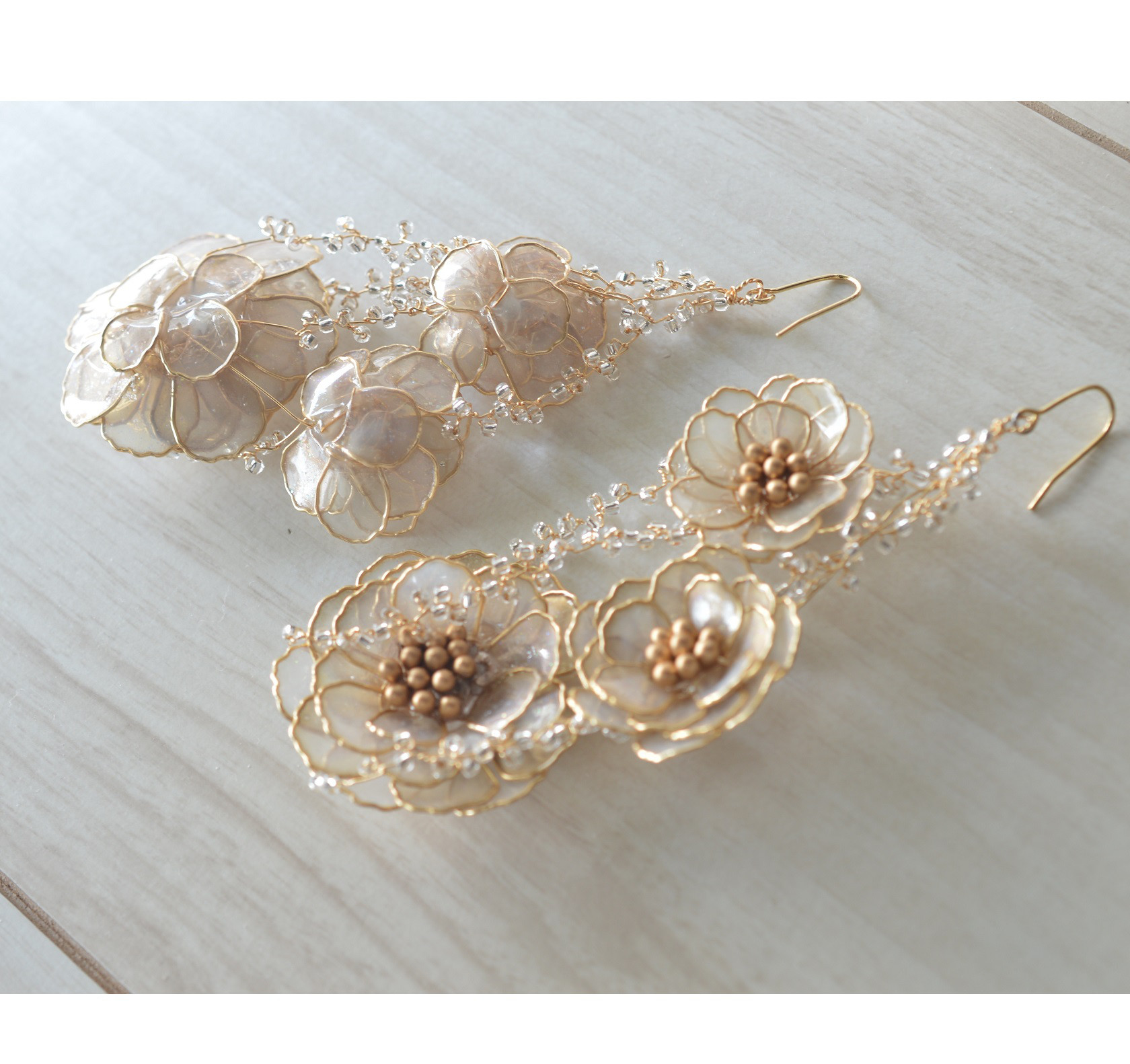 アンティーク椿とビーズのピアス　14kgf　アレルギー対応　ウェディング