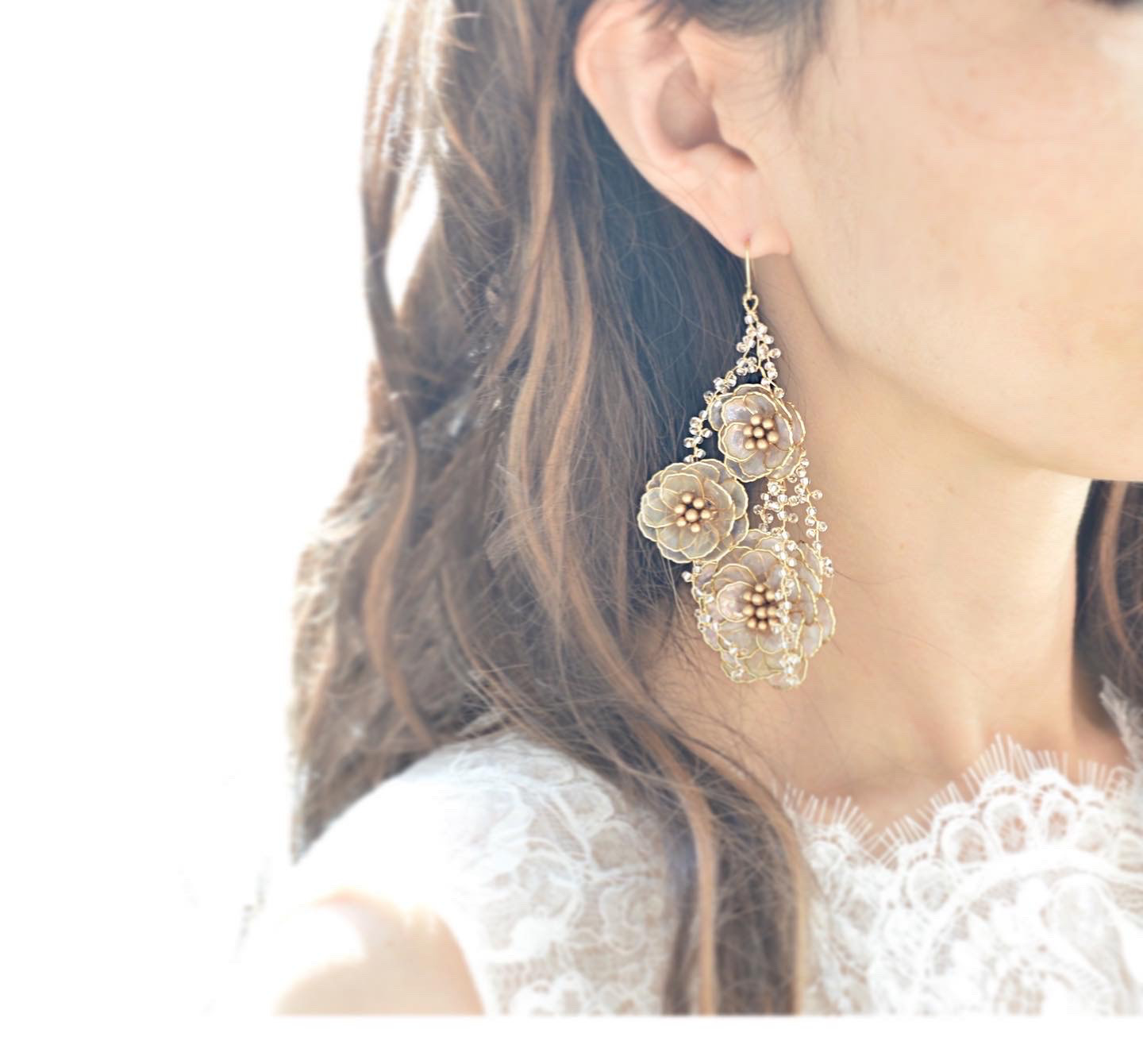 アンティーク椿とビーズのピアス　14kgf　アレルギー対応　ウェディング