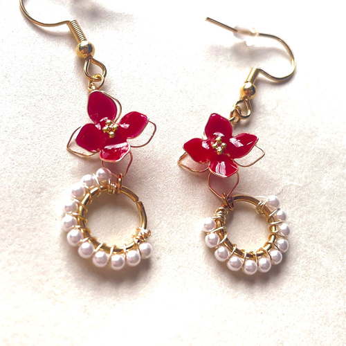 パールで上品に 赤い花ピアス/イヤリング ピアス（フック・チェーン 