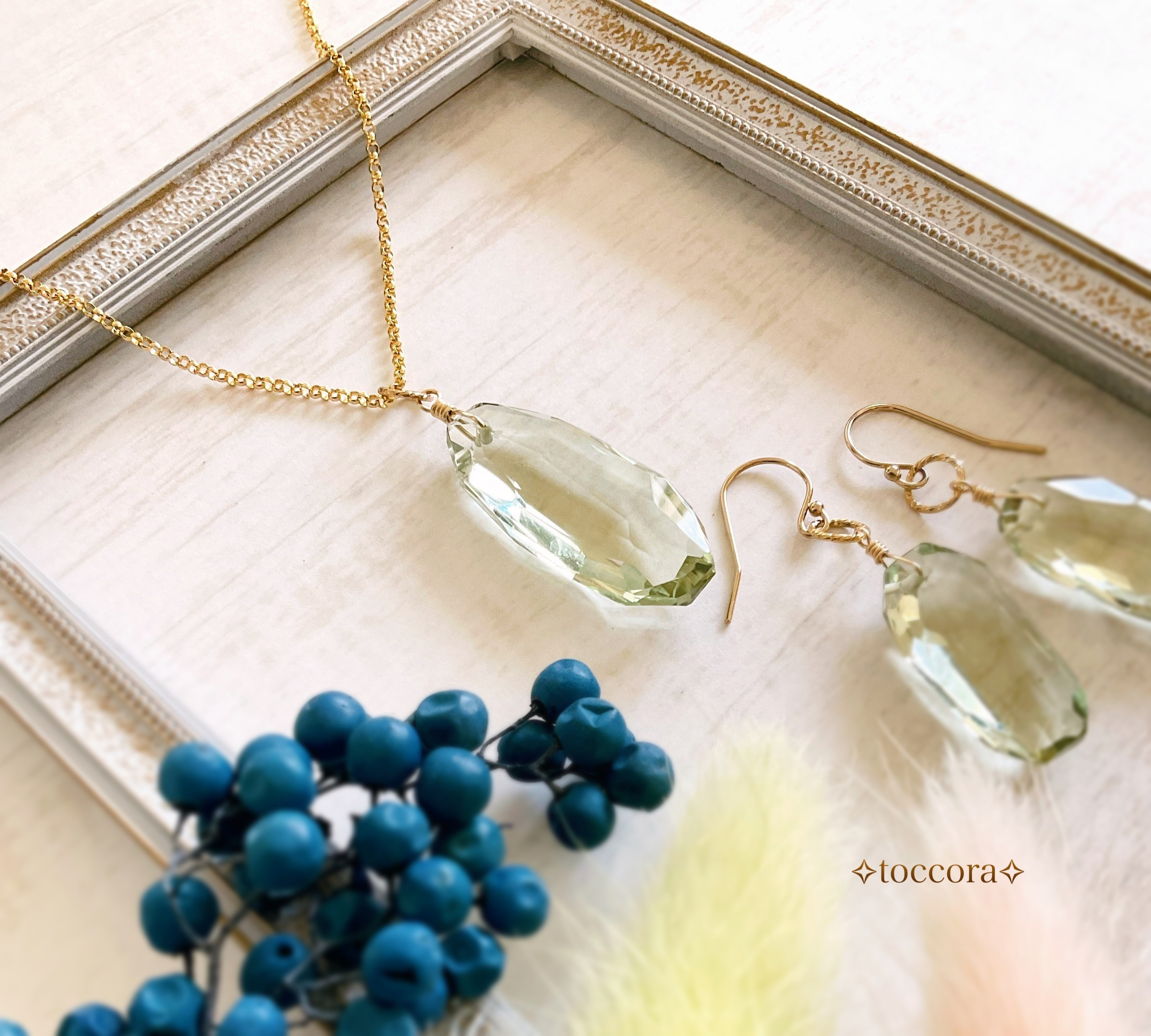 【送料無料】天然石と14kgfꕤ*.ﾟペンダントトップチャーム〜超大粒グリーンアメジスト オーバルラフカット〜