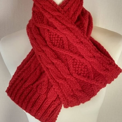 メリノウール アラン模様の手編みマフラーふさ無し  赤(ブライトレッド) 　通勤通学やお出かけ、デートに。 1枚目の画像