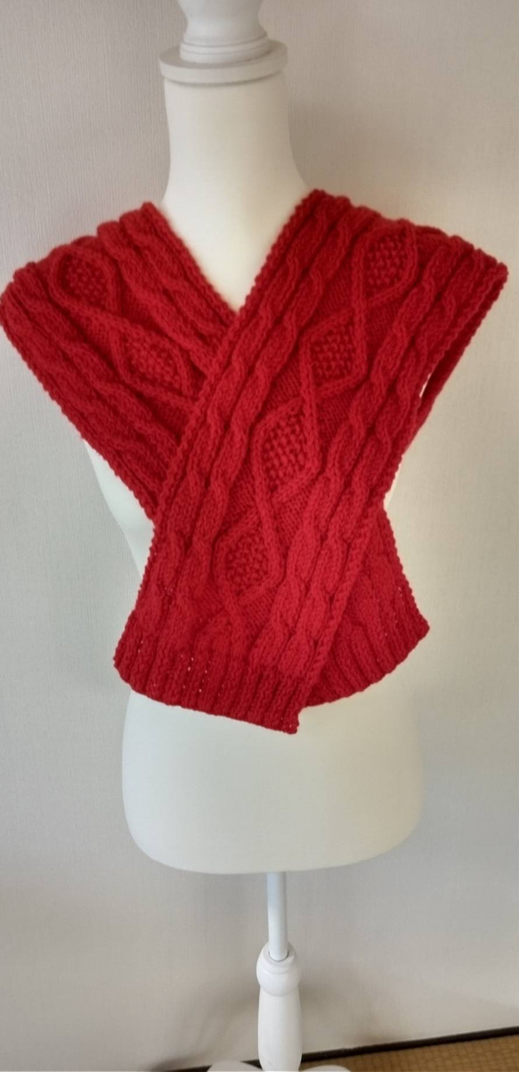 メリノウール アラン模様の手編みマフラーふさ無し  赤(ブライトレッド) 　通勤通学やお出かけ、デートに。 2枚目の画像