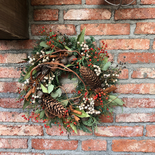 大きな松ぼっくりとバラの実ナチュラルリース 直径40センチ リース