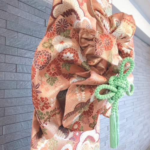 帯をリメイクした飾り結びのあるタペストリー お正月飾りに 玄関に