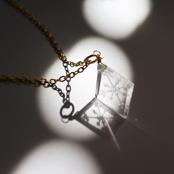 【數量有限】雪花雕塑水晶板鑽石防過敏不鏽鋼項鍊50cm 第6張的照片