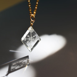 【數量有限】雪花雕塑水晶板鑽石防過敏不鏽鋼項鍊50cm 第4張的照片