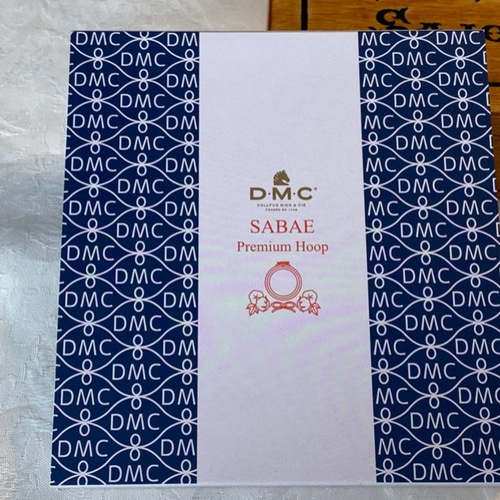 新柄『DMC ×SABAEコラボ PREMIUM HOOP 刺繍枠 専用ボックス入り