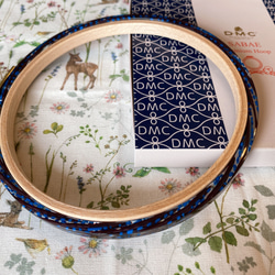 新柄『DMC ×SABAEコラボ 　PREMIUM HOOP　刺繍枠　専用ボックス入り』～MixBU　ミックス×ブルー～ 1枚目の画像