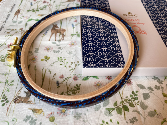 新柄『DMC ×SABAEコラボ 　PREMIUM HOOP　刺繍枠　専用ボックス入り』～MixBU　ミックス×ブルー～ 1枚目の画像