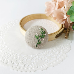 【 ブローチ 】刺繍 くるみボタン  ( 3.8cm ) 2枚目の画像