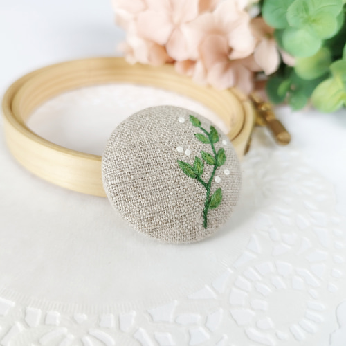 ブローチ 】刺繍 くるみボタン ( 3.8cm ) ブローチ Chikuri_to
