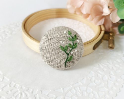 58mm くるみボタン　鳥刺繍　ブローチ 刺繍ブローチ ミモザとつばめ くるみボタン 花 鳥 ボタニカル