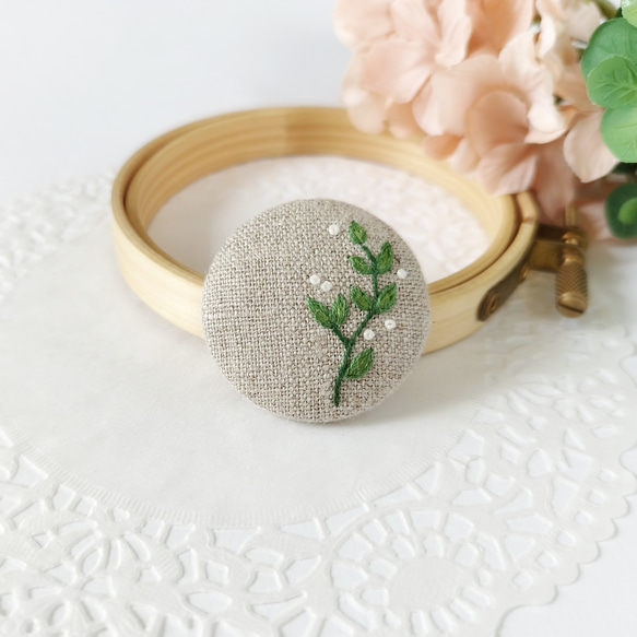 【 ブローチ 】刺繍 くるみボタン  ( 3.8cm ) 1枚目の画像