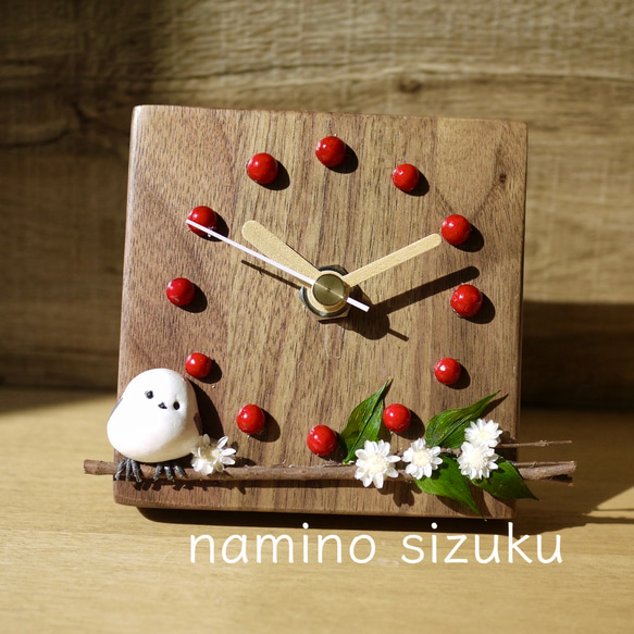 シマエナガがやってきた…ウォールナットとドライフラワーの小さな