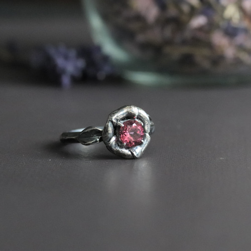 お花のピンクトルマリン0.7カラット いぶし銀シルバーリング 一点もの  