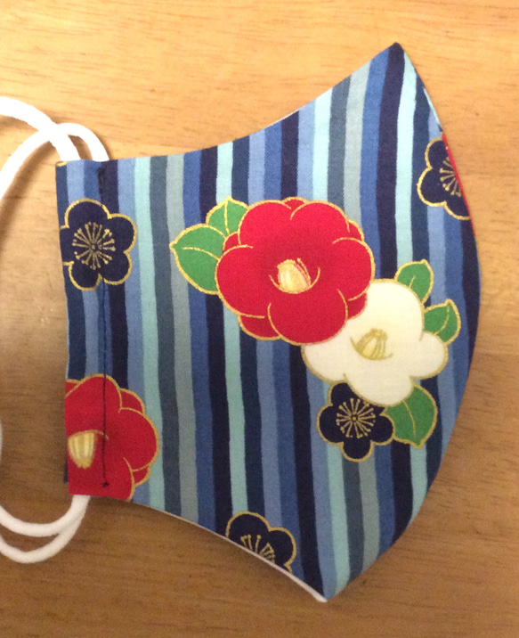 送料無料　立体 布マスク ハンドメイド かわいい 和柄 椿 花柄 縞柄 梅 つばき 青色系 (裏地白)B 着物 3枚目の画像