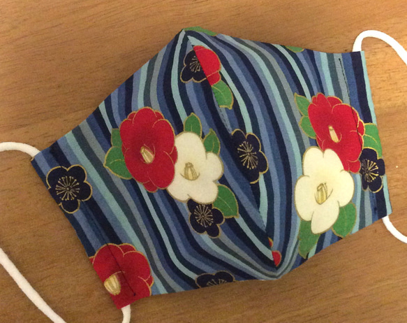 送料無料　立体 布マスク ハンドメイド かわいい 和柄 椿 花柄 縞柄 梅 つばき 青色系 (裏地白)B 着物 2枚目の画像