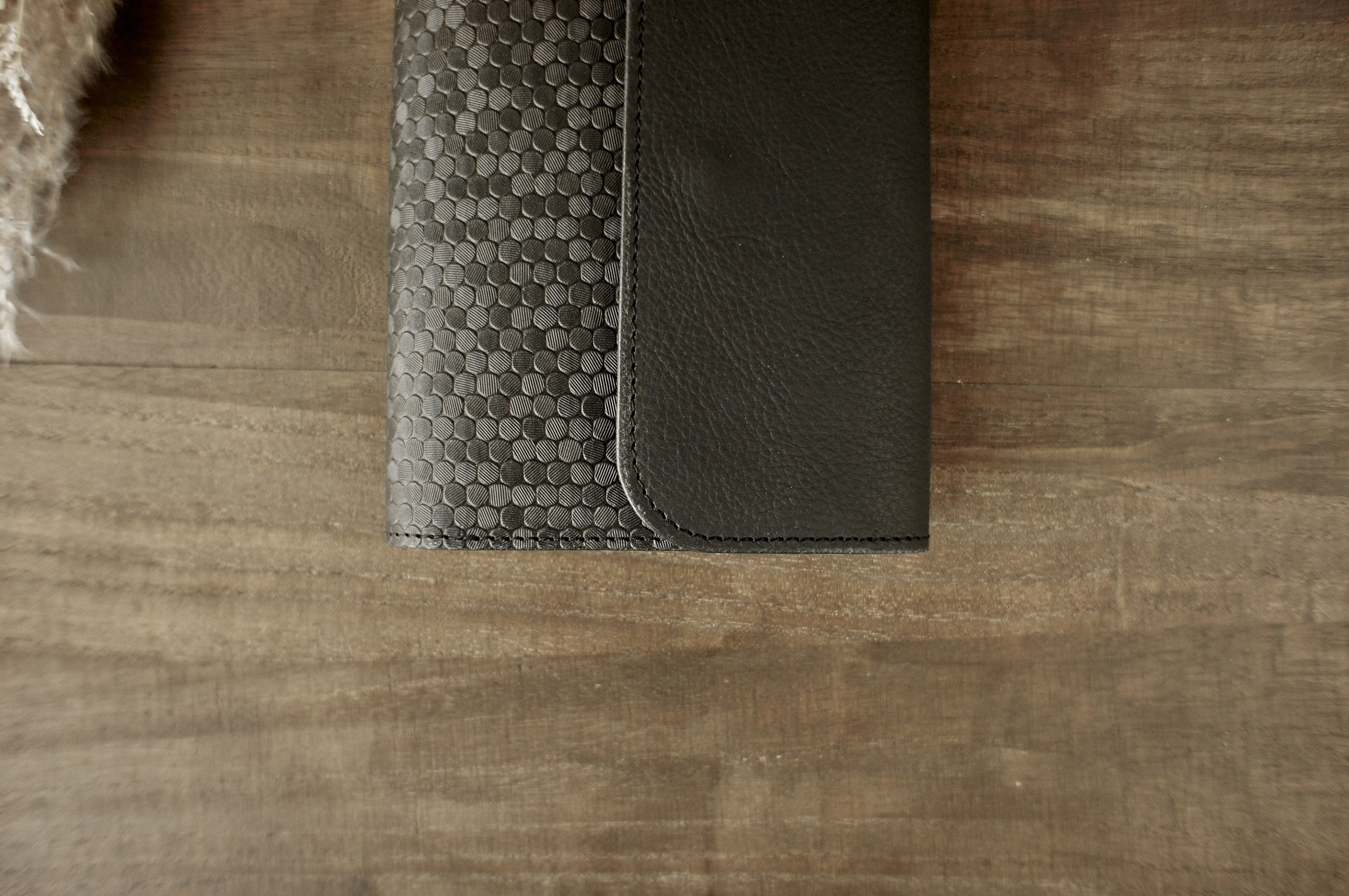 何にでも合う万能の黒色と透明感のあるナチュラルブラックのスパンコールの型押しが個性的なA6手帳カバー