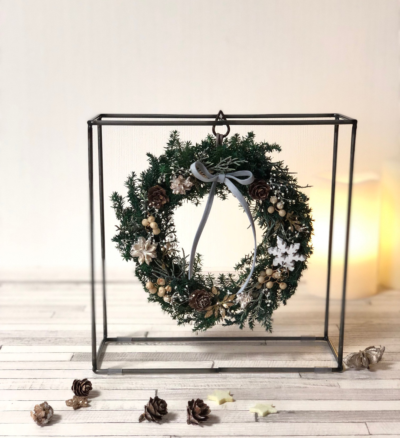 色味をおさえたヒムロスギとブルーアイスの小さめリース 色味をおさえたヒムロスギとブルーアイスの小さめリース