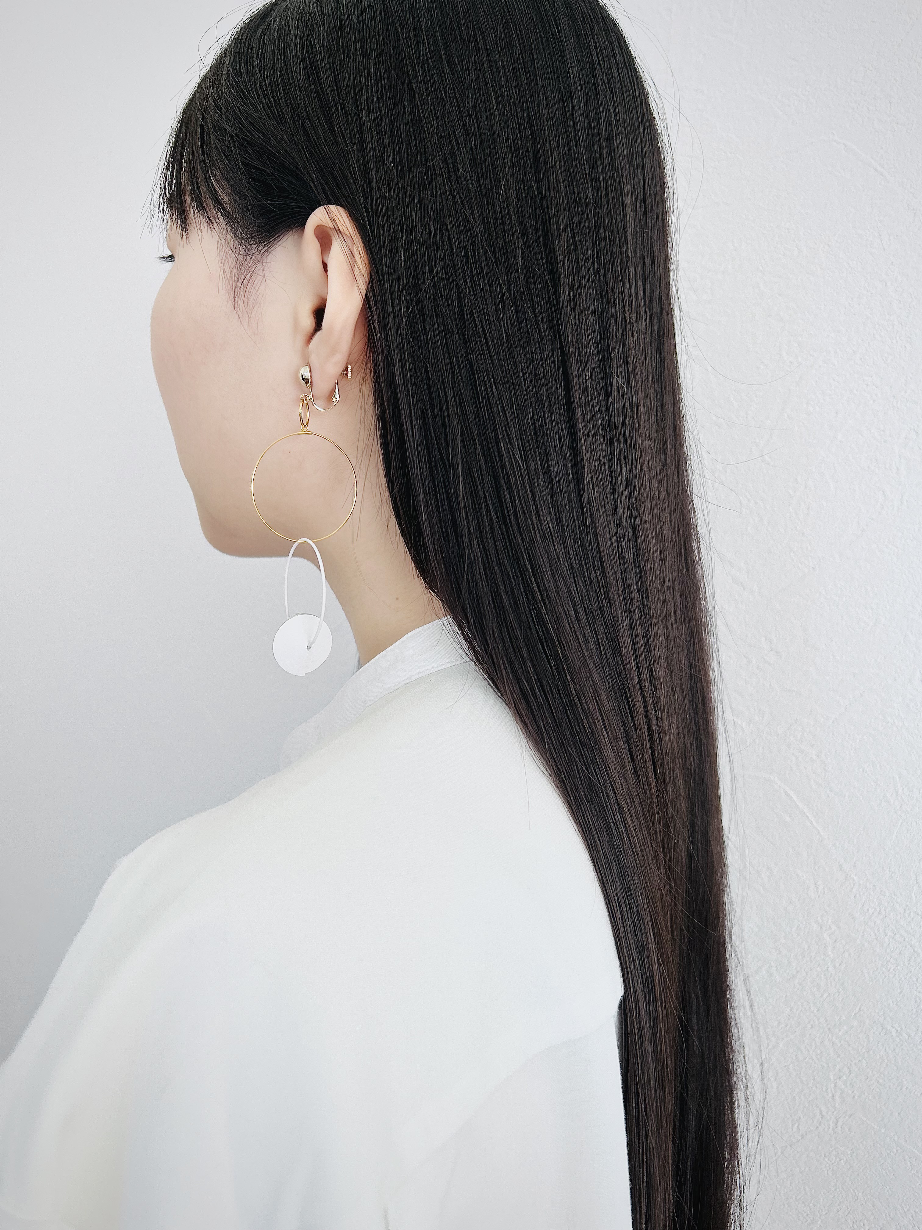 《aero 2／White》本革ピアスorイヤリング・レザーアクセサリー・優美な揺れのロングフープピアス