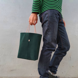 【特集掲載】買い物袋や、ちょっとした買い物に。本革レザー　ダークグリーンのシープスウェードの紙袋風トートバッグ 1枚目の画像