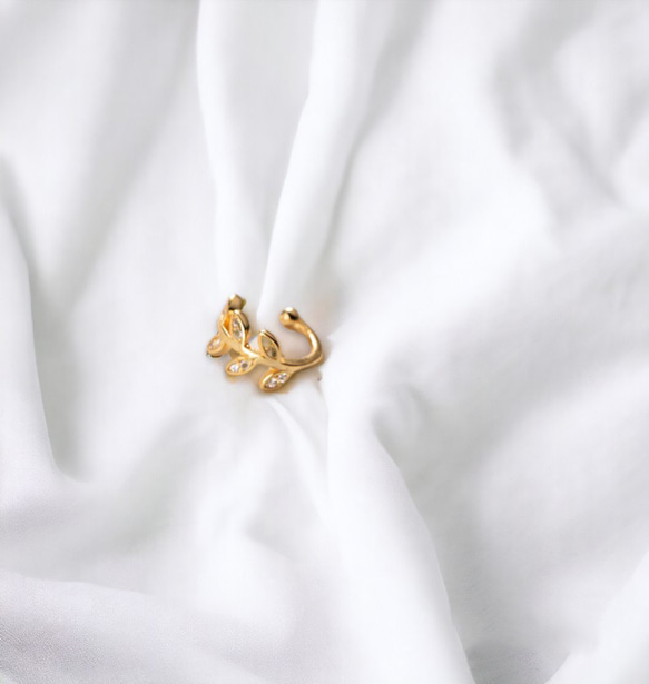 イヤーカフ レディース 18K アレルギー対応 ゴールド イヤカフ 葉 イヤーカフス 葉っぱ 片耳 仕事 プレゼント 5枚目の画像