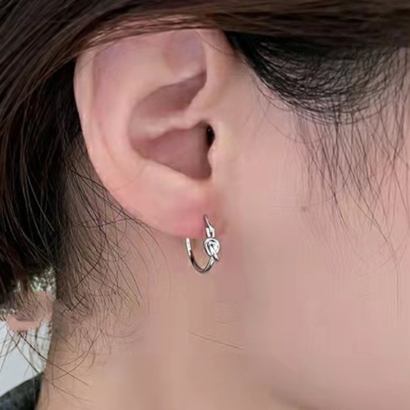 フープピアス 18K アレルギー対応 レディース 小さめ ゴールド シルバー ツイスト 結び エシカル 仕事 プレゼント 9枚目の画像