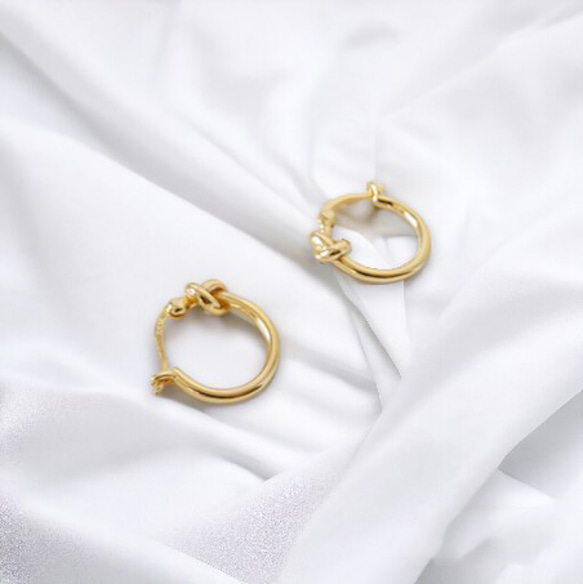 フープピアス 18K アレルギー対応 レディース 小さめ ゴールド シルバー ツイスト 結び エシカル 仕事 プレゼント 6枚目の画像