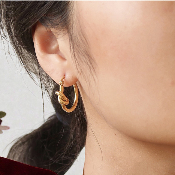 フープピアス 18K アレルギー対応 レディース 小さめ ゴールド シルバー ツイスト 結び エシカル 仕事 プレゼント 7枚目の画像