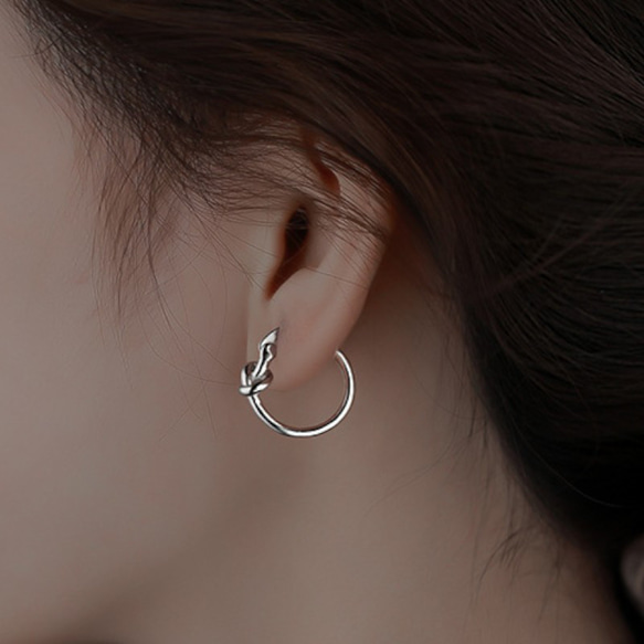 フープピアス 18K アレルギー対応 レディース 小さめ ゴールド シルバー ツイスト 結び エシカル 仕事 プレゼント 8枚目の画像