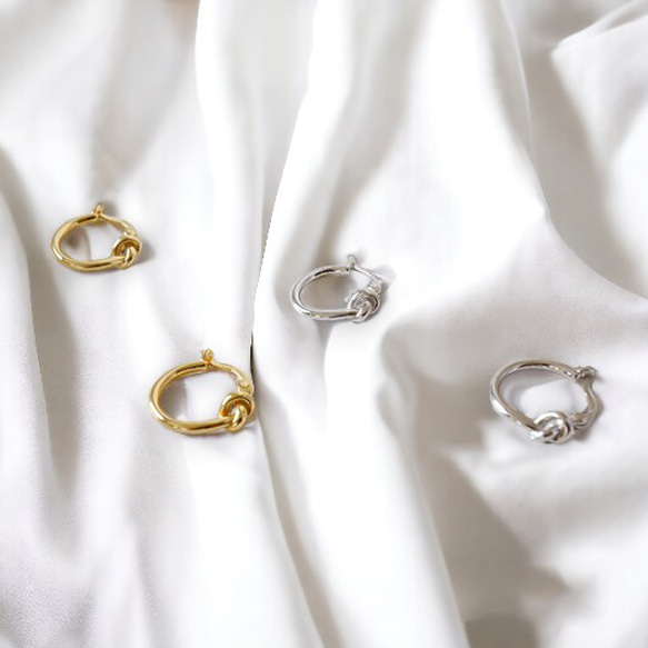フープピアス 18K アレルギー対応 レディース 小さめ ゴールド シルバー ツイスト 結び エシカル 仕事 プレゼント 4枚目の画像