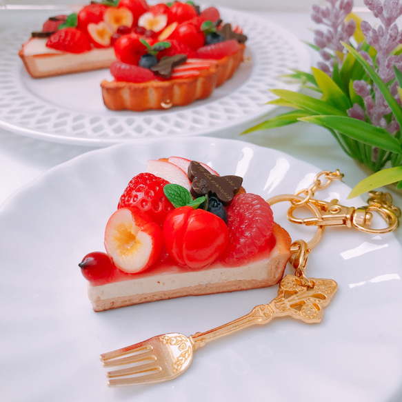 チェリーが主役のカラフルなフルーツタルト バックチャーム フォーク