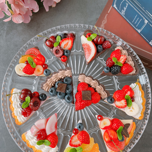 チェリーが主役のカラフルなフルーツタルト バックチャーム フォーク