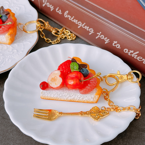 チェリーが主役のカラフルなフルーツタルト バックチャーム フォーク