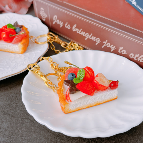 チェリーが主役のカラフルなフルーツタルト バックチャーム フォーク