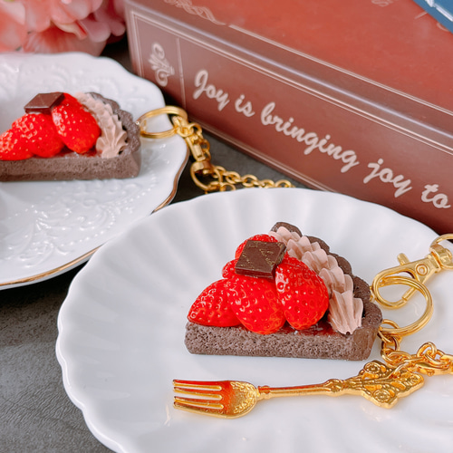 いちごたっぷりガトーショコラタルトバックチャーム フォーク付き