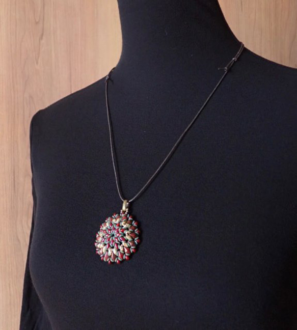【新色・数量限定】circle beads necklace - charcoal red Φ4.3cm 3枚目の画像