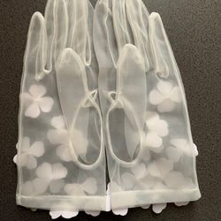 オートクチュールウェディングドレス製作　シール地の揺れるフラワーモチーフが可愛いオフ白のオーガンジーのショートグローブ 7枚目の画像
