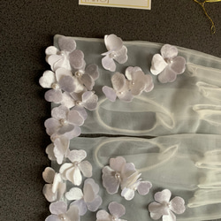 オートクチュールウェディングドレス製作　シール地の揺れるフラワーモチーフが可愛いオフ白のオーガンジーのショートグローブ 3枚目の画像