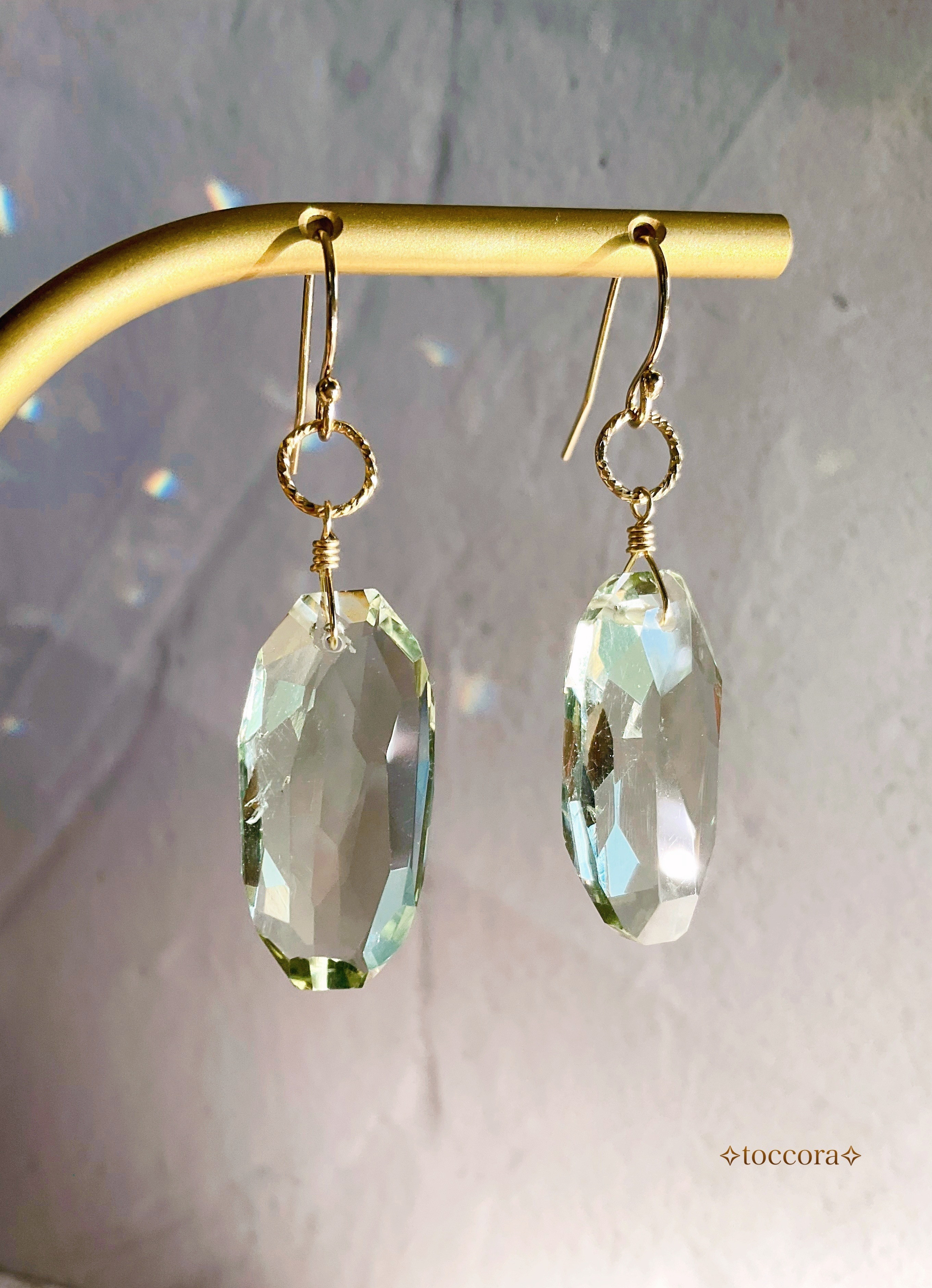 [送料無料]天然石と14kgf ꕤ*.ﾟフックピアス〜超大粒グリーンアメジスト オーバルラフカット〜